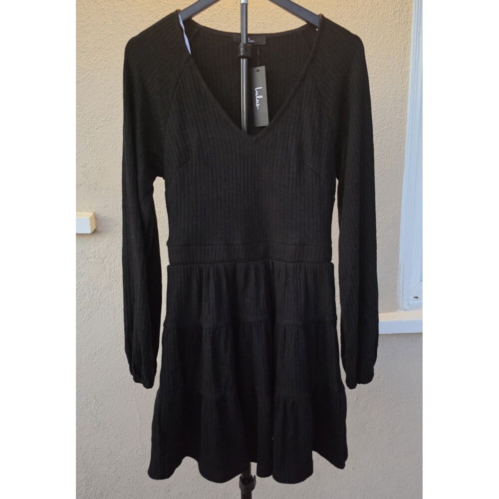 Lulus NWT Black Ribbed Knit Sweater Dress S Tiered V Neck Long Sleeve Mini